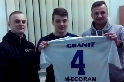 Jakub Konefał na zdjęciu w środku (fot. ksgranitwysoka.futbolowo.pl)