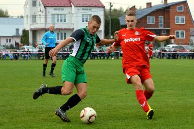 Sokół Sokolniki (zielono-czarne stroje) wygrał z Klimontowianką 2-1 (fot. archiwum)
