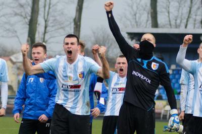 Kamil Chmielowski (z lewej) został wypożyczony z Karpat Krosno do Izolatora Boguchwała na najbliższe pół roku (fot. Marcin Pirga)