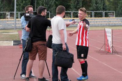 Mateusz Jurczak rozmawia z dziennikarzami, jeszcze w barwach Resovii (fot. Jakub Kwiecień)