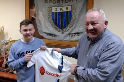 Rafał Surmiak na zdjęciu obok prezesa Witolda Rogali (fot. jksjaroslaw.info)
