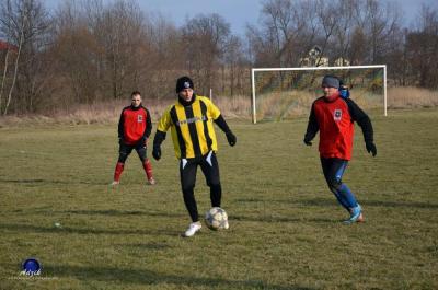 LKS Skołoszów (żółto-czarne stroje) wygrał w ostatnim sparingu z Santosem Piwoda (fot. Adrianna Popkiewicz / archiwum)