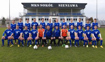 Kadra Sokoła Sieniawa na rundę wiosenną sezonu 2015/2016 w 3 lidze lubelsko-podkarpackiej (fot. facebook.com / Sokół Sieniawa)