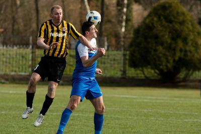Przełom Besko (żółto-czarne stroje) wygrał z Rzemieślnikiem Pilzno 7-2 (fot. Krzysztof Lubomski / archiwum)