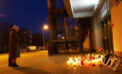 Pod stadionem Stali Mielec kibice zostawiają znicze. Podobnie jest w Wólce Pełkińskiej (fot. promocja.mielec.pl)