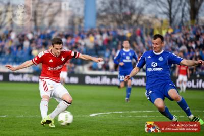Piłkarze Wisły Kraków oddali hołd tragicznie zmarłym graczon Wólczanki. W spotkaniu z Ruchem Chorzów wystąpili w czarnych opaskach na ramionach (fot. Adam Koprowski / wisla.krakow.pl)