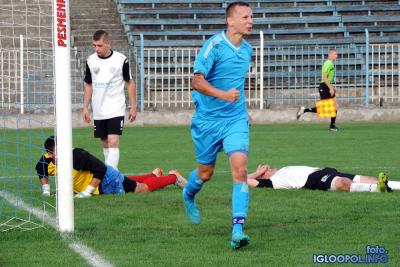  Adrian Brzostowski (na pierwszym planie) to najskuteczniejszy napastnik dębickiej okręgówki (fot. igloopol.info)