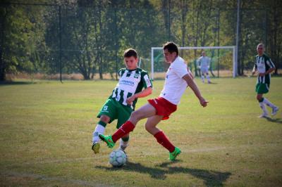W meczu Wisłoki Dębica (biało-zielone stroje) z KS Wiązownica padł wynik 1-1 (fot. Natalia Styś / archiwum)