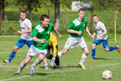 Cosmos Nowotaniec (zielono-białe stroje) pokonał Jedność Niechobrz 3-1. Na pierwszym planie strzelec dwóch goli Andrij Małyk (fot. Krzysztof Lubomski / archiwum)