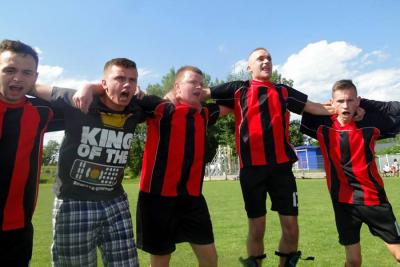 Po meczu z Wolicą Piaskową, zawodnicy Płomienia Zagorzyce zatańczyli na środku boiska (fot. zagorzyce.futbolowo.pl)