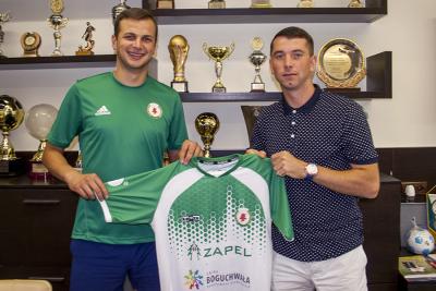 Piotr Szkolnik (z prawej) obok dyrektora sportowego Izolatora Boguchwała Piotra Kulika (fot. zksizolator.eu)