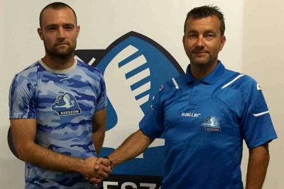 Na zdjęciu Piotr Prędota i Jacek Szczepaniak, prezes sekcji piłki nożnej Stali Rzeszów (fot. stalrzeszow.pl)