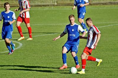 Mateusz Trawka (w niebieskiej koszulce, walczy o piłkę) przenosi się z Sokoła Sieniawa do Polonii Przemyśl (fot. Mieczysław Turczyn)