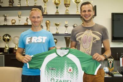 Michał Bogacz (z lewej) wraz z dyrektorem sportowym Izolatora Boguchwała Pawłem Kulikiem (fot. zksizolator.eu)