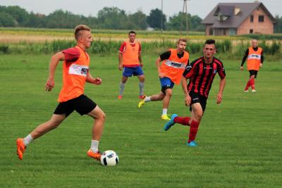 KS Wiązownica (w pomarańczowych narzutkach) pokonał KS Koniaczów 6-0 (fot. Natalia Styś)