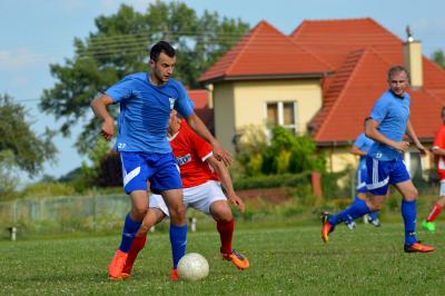 Stal Gorzyce (niebieskie stroje) zmierzyła się w sparingu z LZS-em Zdziary.