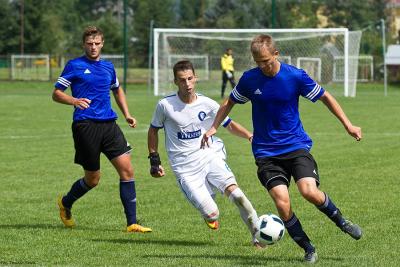 LKS Pisarowce w niebiesko-czarnych strojach (fot. Tomasz Sowa)