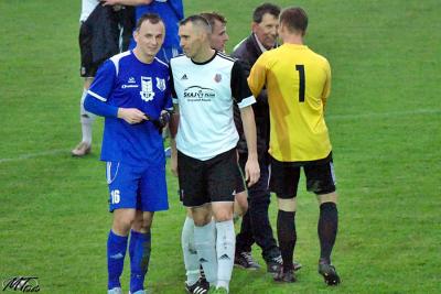Tomasz Kud (w białej koszulce) przenosi się z Piasta Tuczempy do LKS-u Skołoszów. Obok Tomasz Walat, obecnie piłkarz Wólczanki (fot. Mieczysław Turczyn)