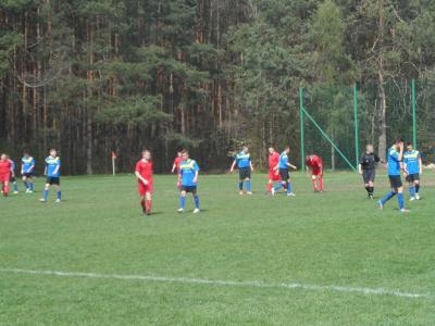   Marmury Przyłęk (na czerwono) po paru sezonach wracają do A klasy i szukają wzmocnień (fot. vigor-trzesowka.futbolowo.pl)