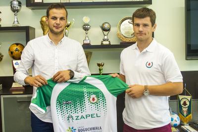 Marek Fundakowski (z prawej) oraz dyrektor sportowy Izolatora Boguchwała Paweł Kulik (fot. zksizolator.eu)