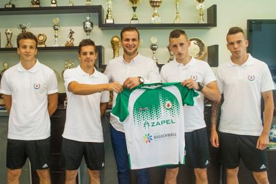 Na zdjęciu od lewej Maciej Kozicki, Piotr Leś, Paweł Kulik (dyrektor sportowy Izolatora Boguchwała), Mateusz Lusiusz oraz Sebastian Suszko (fot. zksizolator.eu)