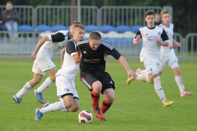 Oskar Fryc (z piłką) kiedyś grał w 2 i 4 lidze, teraz występuje w klasie okręgowej (fot. archiwum)