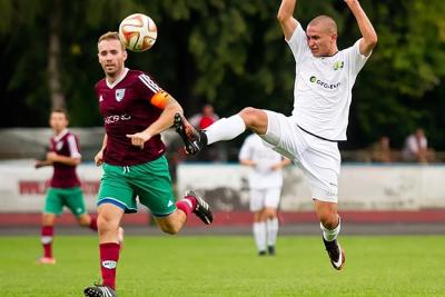 Ekoball Stal Sanok w białych strojach. O piłkę walczy Mateusz Kuzio (fot. Tomasz Sowa)