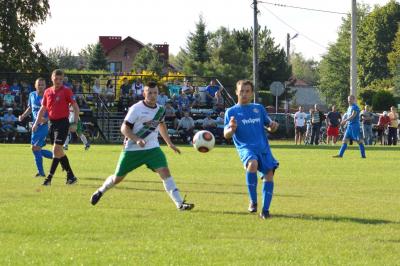 Sokół Nisko (niebieskie stroje) rozgromił Olimpię Pysznica 7-0. 