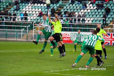 Wisłoka Dębica (biało-zielone stroje) wygrała z LKS-em Podleszany aż 6-0 (fot. Gotyk / facebook.com/wisloka1908)