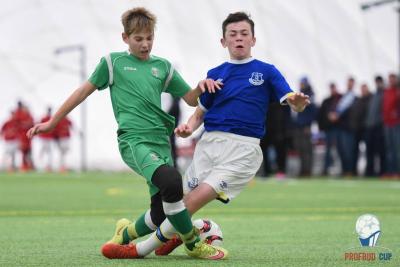 Karpaty Lwów (zielone stroje) zwycięzcą turnieju Profbud Cup 2016. Obok jeden z młodych piłkarzy Evertonu FC (fot. faceboom.com / Profbud Cup)