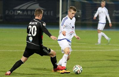Jakub Żubrowski (z piłką) zmienia Stal Mielec na Koronę Kielce.