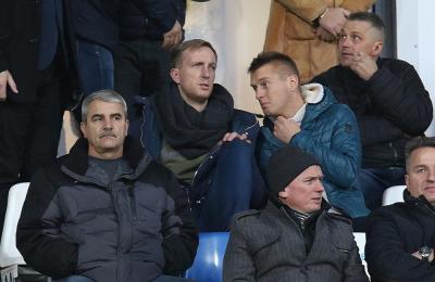 Krystian Pydych (na zdjęciu drugi od lewej) na trybunach podczas meczu Stali Mielec z GKS-em Tychy.