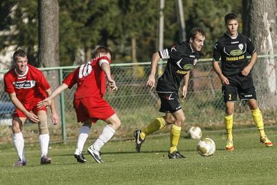 Kornel Kołacz (z piłką) asystował przy goli Alberta Orzecha. 