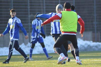 Stal Gorzyce w biało-niebieskich koszulkach.