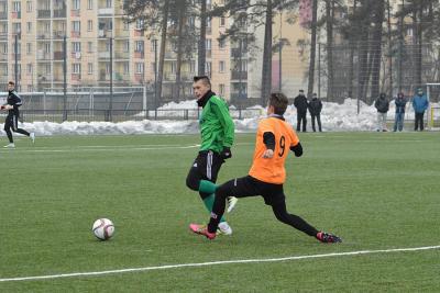 Stal Stalowa Wola (zielono-czarne stroje) zremisowała z Resovią w sparingu.