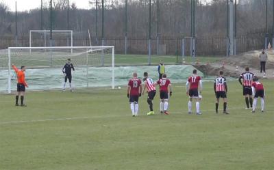 Pierwszy gol dla Resovii padł z rzutu karnego, który skutecznie egzekwował Bartłomiej Buczek.