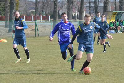 Krzysztof Sierżęga na zdjęciu pierwszy z lewej, podczas sparingu w barwach Izolatora Boguchwała.
