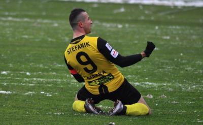 Gol Marcina Stefanika w 82. minucie meczu Olimpia Zambrów - Siarka Tarnobrzeg zapewnił wygraną drużynie gości (fot. archiwum)