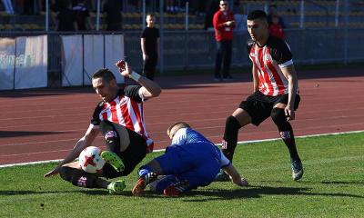 Bartłomiej Buczek (z lewej) i Sebstian Dziedzic (z prawej) nie wykorzystali dziś rzutów karnych. Ten drugi zdobył jednak gola i Resovia wygrała 1-0 (fot. archiwum)