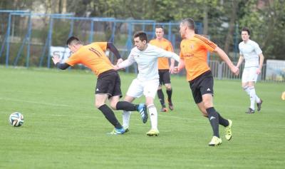 Piast (na pomarańczowo) wygrywał już 2-0, a ostatecznie musiał zadowolić się punktem (fot. Patryk Górecki)