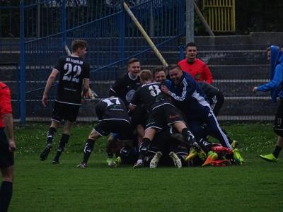 Gracze JKS-u Jarosław cieszą się po zwycięskiej bramce (fot. Dominik Budzowski)