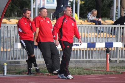 Szymon Grabowski (na zdjęciu pierwszy z lewej) pracował już z seniorami Resovii jako asystent Macieja Huzarskiego (z prawej).