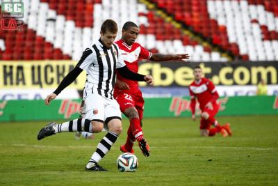 Na zdjęciu z piłką testowany przez Stal Mielec Bułgar Angel Granchov (fot. bgfootball.com)