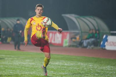 Na zdjęciu Maksymilian Banaszewski w barwach Znicza Pruszków (fot. zniczpruszkow.com.pl)