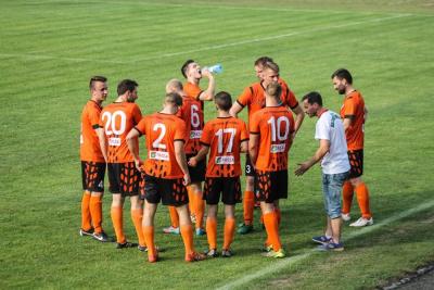 Mazurek (biała koszulka) spadł z Kolbuszowianką z 4 ligi w 2016 roku (fot. facebook.com/kolbuszowianka1948)