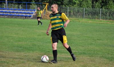 Paweł Skupiński (z piłką) od 3 lat reprezentuje barwy Wilgi Widełka (fot. korsokolbuszowskie.pl)