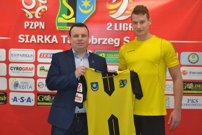 Michał Bierzało (na zdjęciu z prawej) jest pierwszym zimowym wzmocnieniem drugoligowej Siarki Tarnobrzeg (fot. siarka-tarnobrzeg.pl)