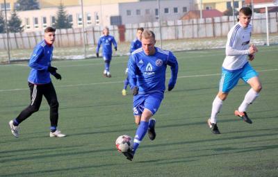 Karpaty Krosno w białych koszulkach. Z prawej Mateusz Kolbusz (fot. facebook.com/partizanbardejov)