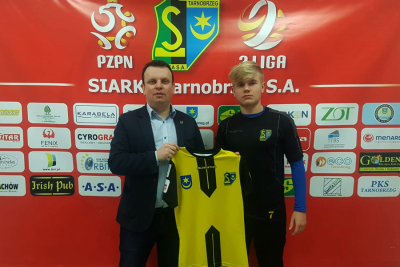 Eryk Galara (na zdjeciu z prawej) został nowym zawodnkiem Siarki Tarnobrzeg (fot. siarka-tarnobrzeg.pl)