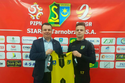 Łukasz Świderski obok prezesa Siarki Tarnobrzeg Dariusza Dziedzica (fot. siarka-tarnobrzeg.pl)